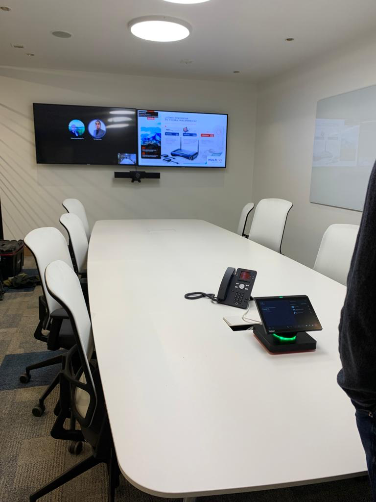 Boardroom ejecutivo con integración audiovisual corporativa premium
